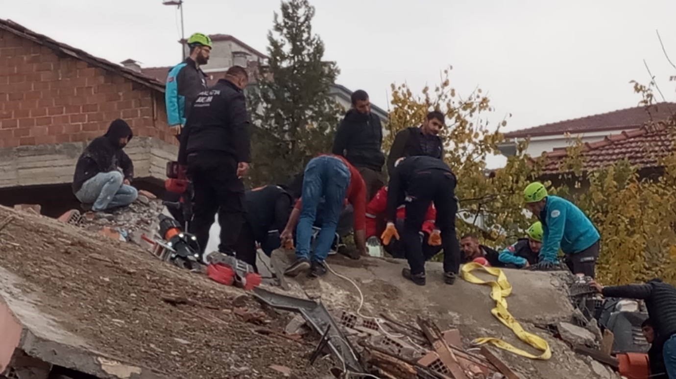 Ağır Hasarlı Binanın Yıkımında Göçük Meydana Geldi.. 1 İşçi Göçük Altında Kaldı