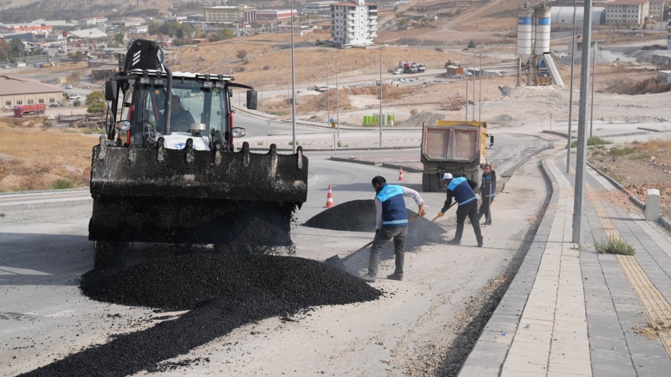 Battalgazi Belediyesi Çamurlu Mahallesi’nde Asfalt Yama Çalışması 