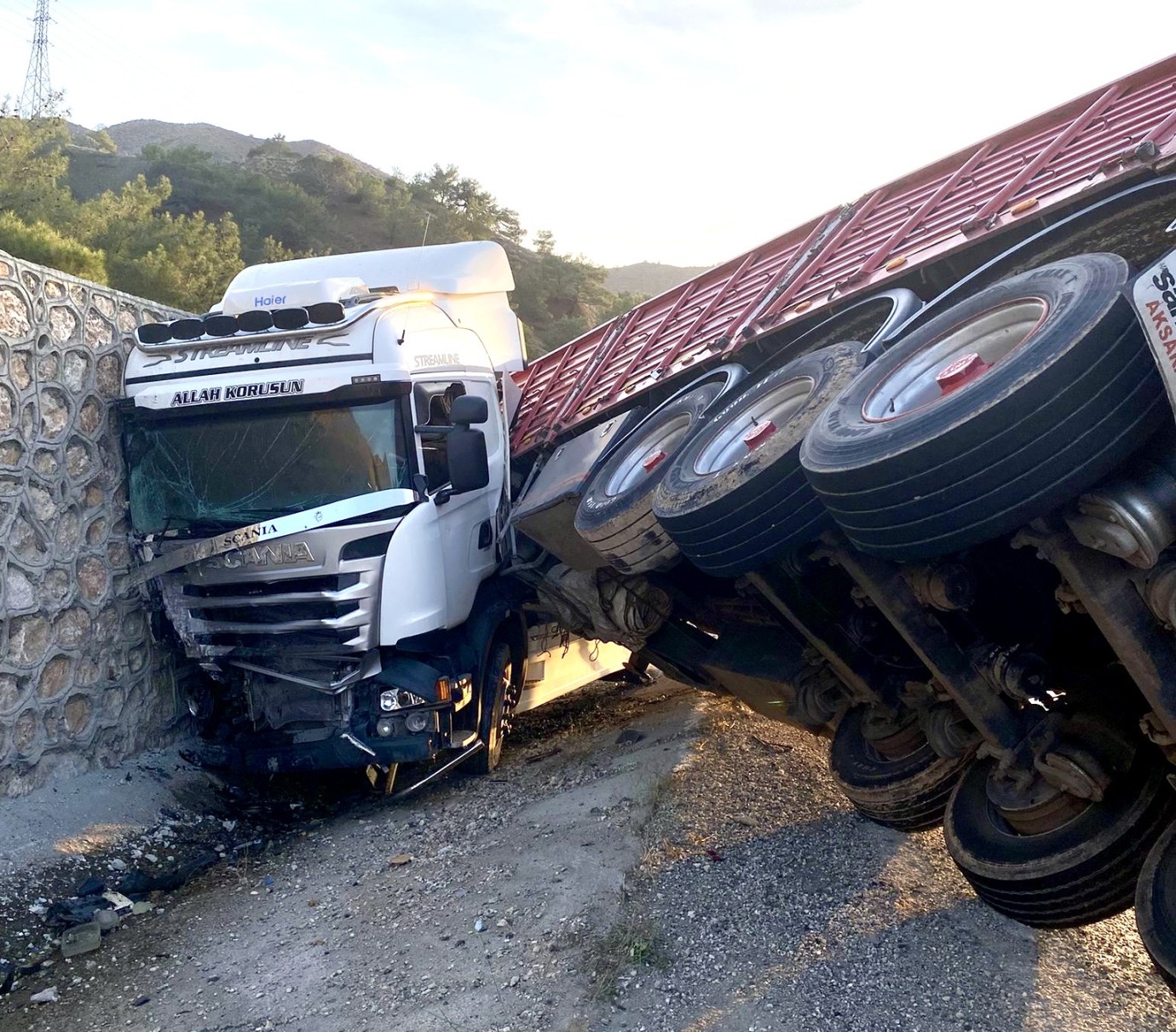 Yoldan Çıkan Tır Devrildi, Sürücü Yaralandı