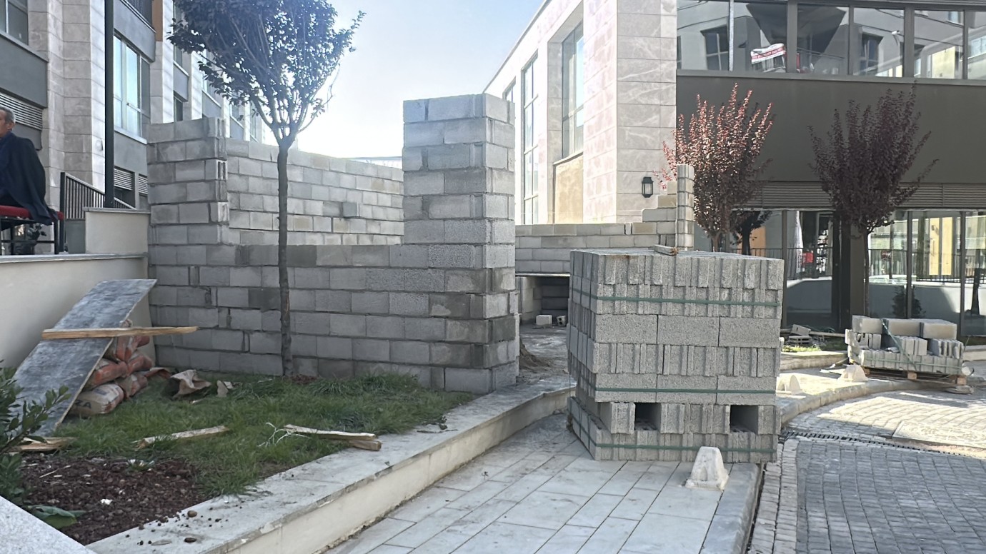 Gecekondu Muhtar Evi inşa halinde iken yıkıldı