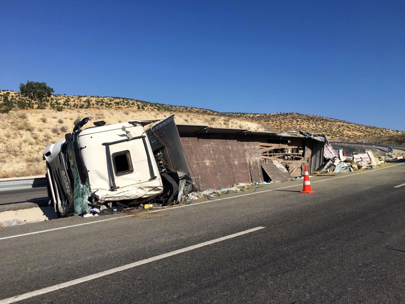 Hekimhan'da tır devrildi: 2 ölü