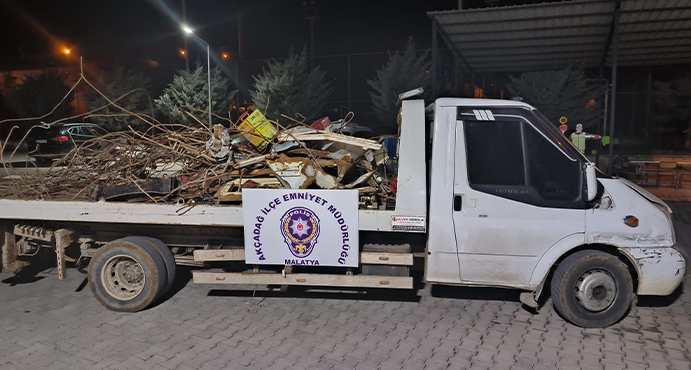 Polisten enkaz hırsızlarına suçüstü